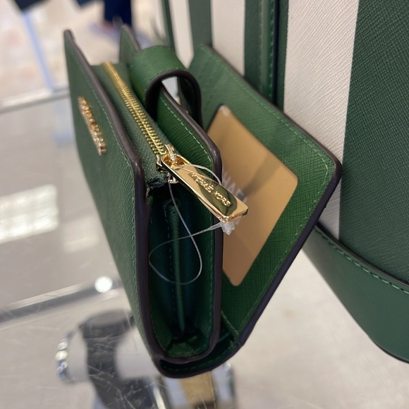 MICHAEL KORS
Medium Jet Set Travel Crossgrain Leather Bifold Zip Wallet
NWT - Picture 4 of 16